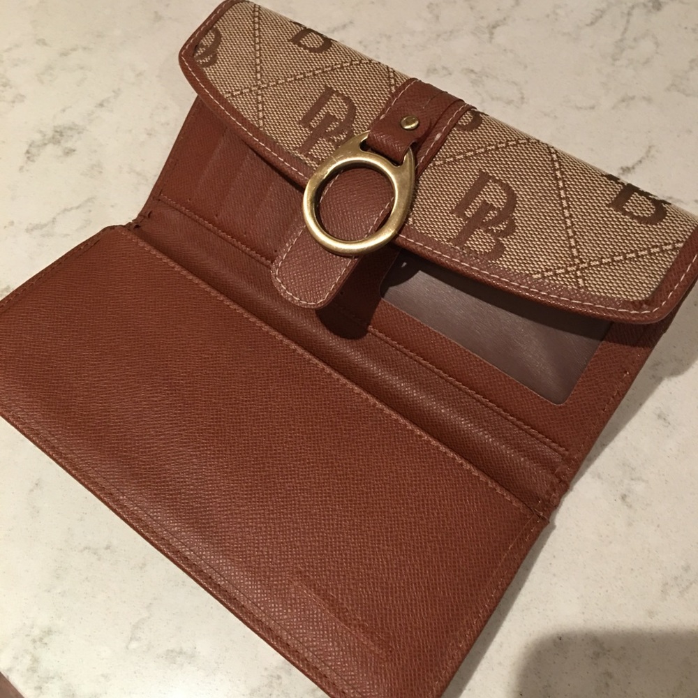 Dooney & Bourke wallet - Picture 2 of 3